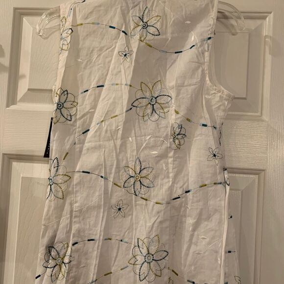 IZ Byer Feminine Embroidered Blouse M NWT - Picture 4 of 4